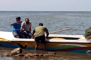 கடலில் மூழ்கிய மீன்பிடிப்படகுகள்