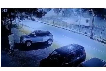 அந்தரத்தில் தூக்கி அடிக்கப்பட்ட கார்.... - உ.பி.யில் பயங்கர விபத்து - வைரலாகும் அதிர்ச்சி வீடியோ...!