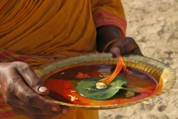 ஆரத்தி எடுப்பதற்கு பின்னால் உள்ள அறிவியல் காரணம் என்ன தெரியுமா?