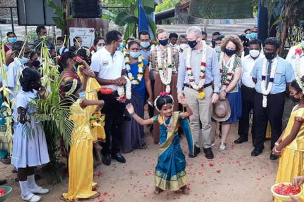 மூதூர் புவனேஸ்வரி வித்தியாலயத்தில் அவுஸ்திரேலிய முக்கியஸ்தர்! | Mutur Australian Ambassdor David Holly Corona மூதூர் புவனேஸ்வரி வித்தியாலயத்தில் அவுஸ்திரேலிய முக்கியஸ்தர்! | Mutur Australian Ambassdor David Holly Corona