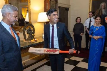 பிரித்தானிய பிரதமர் ரிஷிக்கு விராட் கோலியின் ஆட்டோகிராப் இடப்பட்ட கிரிக்கெட் மட்டை பரிசு