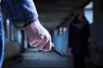 මුහුණු ආවරණය කරගත් පුද්ගලයකු බැංකු කළමනාකාරවරියට පිහියෙන් ඇන පලායයි