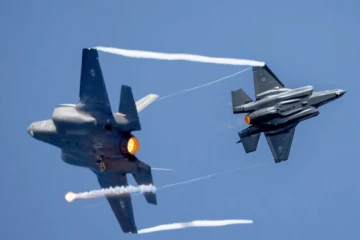 சற்று முன்னர் ஈரானிய ஜெட் விமானத்தை சுட்டுவீழ்த்தியது இஸ்ரேல் : 40 ஆண்டுகளின் பின்னர் நடந்த வான்வழிப்போர்