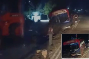 මහ පාන්දර හම්බන්තොට බිහිසුණු අනතුරක් - 10ක් රෝහලට