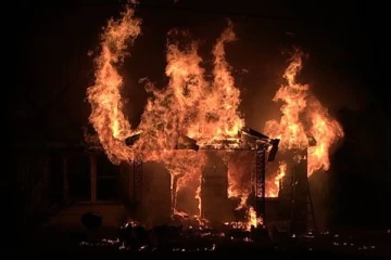 මත්ද්රව්ය ගන්න සල්ලි නෑ කියූ,බිරිඳට සහ මවට මන්නයකින් කොටා ගෙට ගිනි තබා සිදු කළ සහාසික අපරාධය..