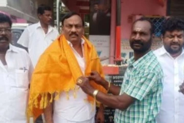 கலைஞர் வேடமணிந்து திமுக வேட்பாளருக்கு உற்சாக வரவேற்பு அளித்த சிறுவன்