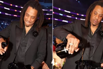 விருது கோப்பையில் மது அருந்திய பிரபல பாடகரால் சர்ச்சை