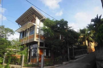 මන්ත්‍රි නිල නිවාසවල මන්ත්‍රි හිතවත් පිටස්තරයින් පදිංචි කරයි...