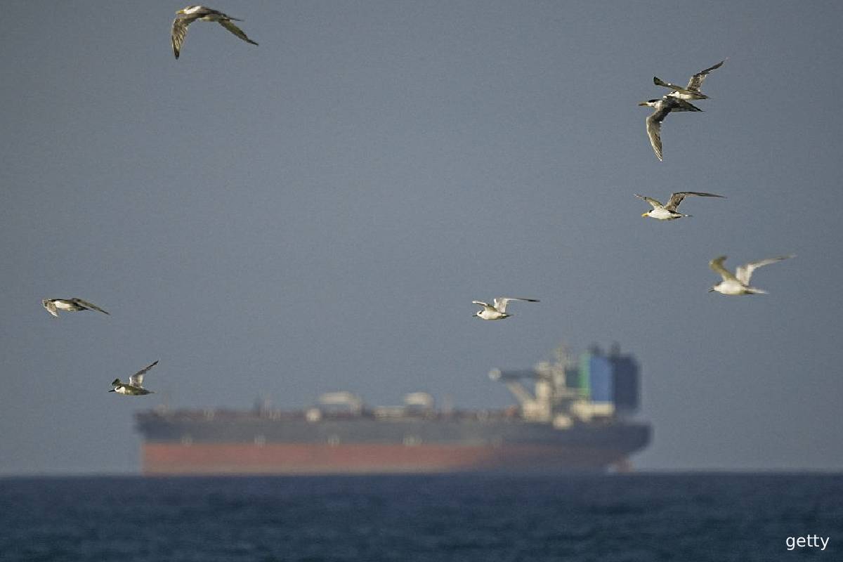 முதல் நாளிலேயே தடுமாறிய ட்ரம்பின் ஹார்முஸ் முற்றுகை... அதிரடியாகக் கடந்த ஈரான் கப்பல்கள் | Us Blockade Barely Affected