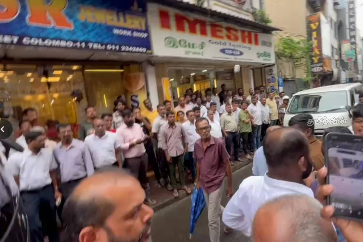 கொழும்பு செட்டியார் தெருவில் ஏற்பட்ட அமைதியின்மை! நகை வியாபாரியை தாக்கிய பொலிஸார் - விசாரணை ஆரம்பம் | Police Attack Jewelery Shop Owner Chettiar Street கொழும்பு செட்டியார் தெருவில் ஏற்பட்ட அமைதியின்மை! நகை வியாபாரியை தாக்கிய பொலிஸார் - விசாரணை ஆரம்பம் | Police Attack Jewelery Shop Owner Chettiar Street