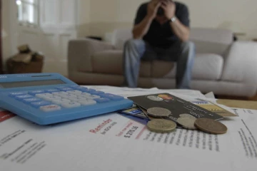 கடன் கட்ட முடியாமல் தவிக்கும் பிரான்ஸ் மக்கள்!