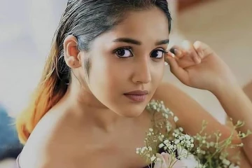 Photo Album: கையில் மல்லிப்பூவுடன் வித்தியாசமாக போஸ் கொடுக்கும் அனிகா சுரேந்திரன்