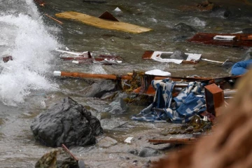 அமெரிக்காவில் பாறை மீது மோதிய அகதிகள் படகுள்: 4 பேருக்கு உயிரிழப்பு!