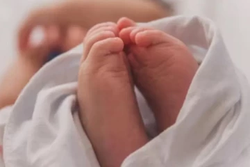 மருத்துவம் பார்க்க வசதி இல்லை; குழந்தையை உயிருடன் புதைத்த தந்தை