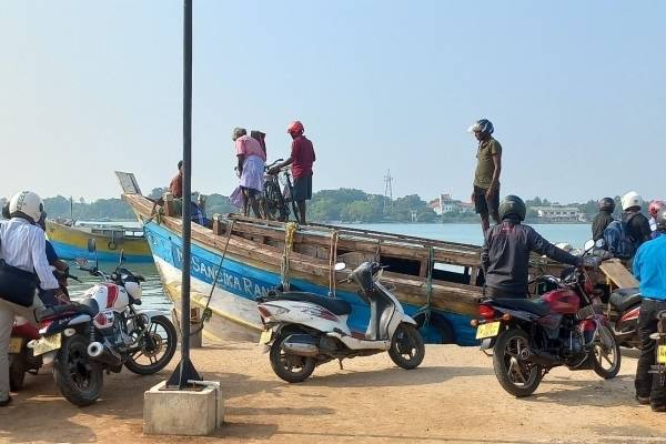யாழில் அதிகாரி அசமந்தம்; கடமைக்கு செல்லமுடியாது தவித்த அரச உத்தியோகஸ்தர்கள்!(Photos) | Kayats Urgavariurai Ferry Service Suspended