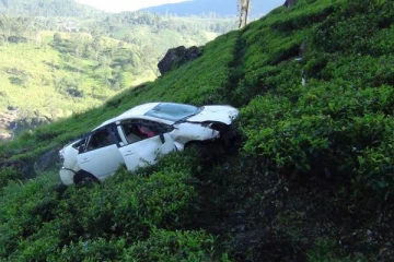 100 அடி பள்ளத்தில் பாய்ந்த கார்! - சாரதி பலத்த காயம்