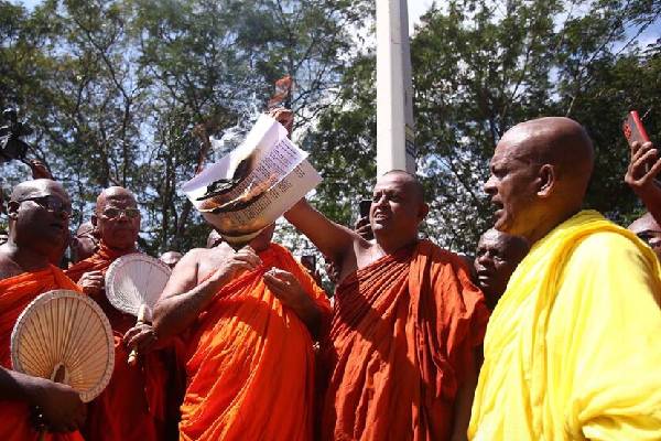 13 ஆவது திருத்தச் சட்ட விவகாரம் - மகாநாயக்க தேரர்களின் ஆலோசனை பெறுமாறு வலியுறுத்தல் | Theros Consent Implementing The 13Th Amendment Act