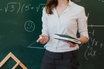 அமெரிக்காவில் ஆசிரியை செய்த மோசமான செயல் ; ஸ்னாப்சாட் படங்களால் அதிர்ச்சி