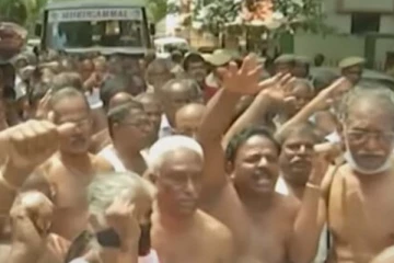 ஓய்வு பெற்ற மின்வாரிய ஊழியர்கள் அரை நிர்வாண ஆர்ப்பாட்டம்