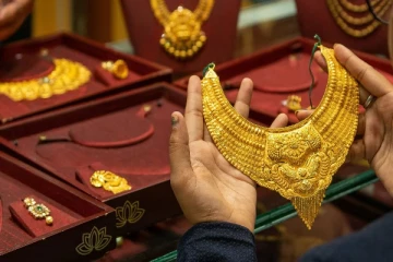 இலங்கையில் ஏறியிறங்கும் தங்க விலை; வாங்கலாமா வேண்டாமா யோசனையில் மக்கள்!