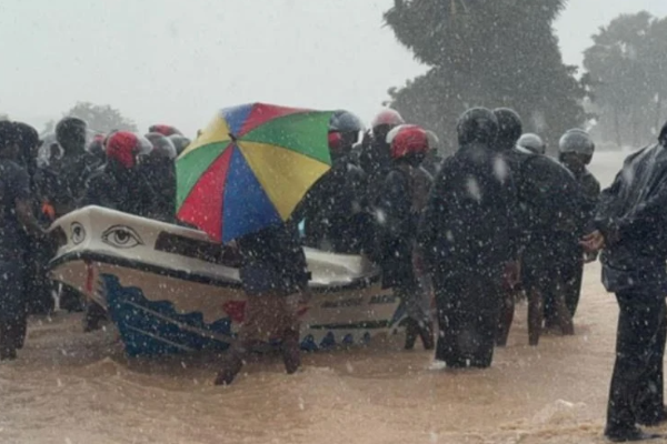 முத்தையன்கட்டில் தொடர்பின்றி 2 நாட்களாக சிக்கித் தவித்தவர்கள் மீட்பு | People Trapped Floodwaters Muthaiyangattu Rescued முத்தையன்கட்டில் தொடர்பின்றி 2 நாட்களாக சிக்கித் தவித்தவர்கள் மீட்பு | People Trapped Floodwaters Muthaiyangattu Rescued