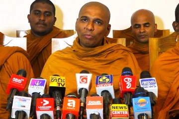 උණ හැදිලා රෝහල්ගත වුණා.. සත්‍යග්‍රහයේ නොඇසුණු කතාව ධම්ම නිපුන හිමි හෙළි කරයි