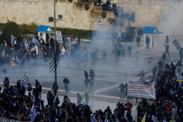 கிரீஸில் தடுப்பூசி செலுத்திக் கொள்வதற்கு எதிர்ப்பு; வீதிக்கு இறங்கிய மக்கள்