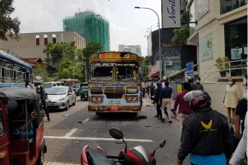 குண்டர்களை ஏற்றிவந்த பேருந்துகளை அடித்து நொருக்கிய பொதுமக்கள்!