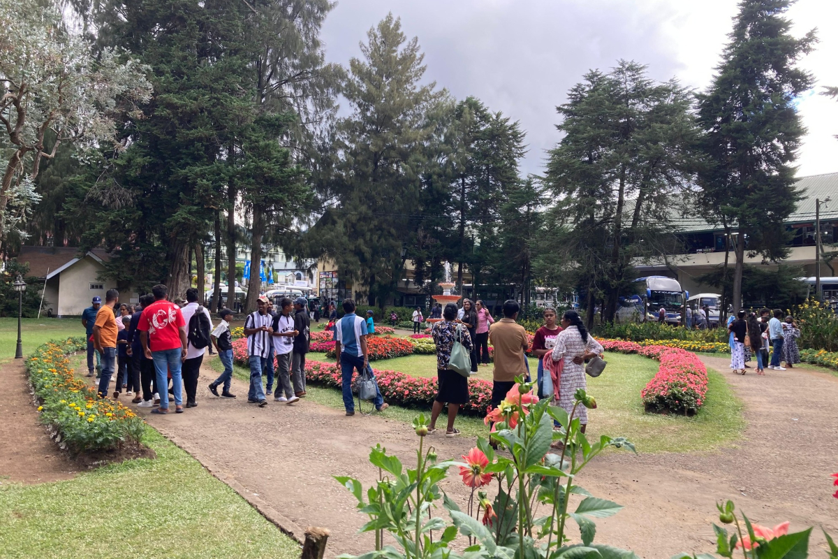 நுவரெலியாவில் கண்ணை கவரும் மலர் கண்காட்சி; குவிந்த சுற்றுலா பயணிகள் | Eye Catching Flower Exhibition In Nuwara Eliya