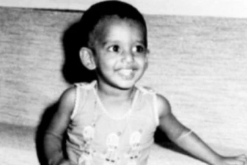 இந்த புகைப்படத்தில் இருக்கும் முன்னணி நடிகர் யார் என்று தெரிகிறதா.. இதோ பாருங்க