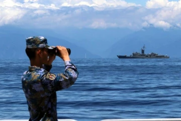 அத்துமீறி நுழைந்த சீன போர் கப்பல்களால் பதற்றம்!