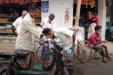 முகக்கவசம் அணியாதவர்களின் காலில் விழுந்து முகக்கவசம் அணிய சொன்ன பேரூராட்சி ஊழியர்கள்..!