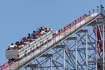 205 அடி உயரம்; அப்படியே நின்ற ரோலர் கோஸ்டர் - அப்புறம் என்னாச்சு, பயணிகள் நிலை?