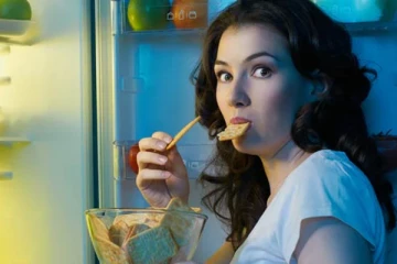 இரவில் தாமதமாக சாப்பிடுவதால் உடல் எடை அதிகரிக்குமா? அவசியம் தெரிந்து கொள்ளுங்கள்