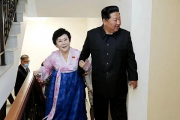 கிம் ஜாங் உன்னின் கையை தைரியமாக பிடித்து செல்லும் இவர் யார் தெரியுமா? - சூப்பரான சம்பவம்