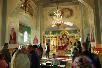 உக்ரைன் தேவாலயங்களில் பக்தியுடன் பங்கேற்றிய மக்கள்!!