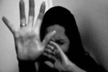 தாயின் முன்னிலையில் 26 வயது யுவதியை வன்கொடுமை செய்த காவல்துறையினர்..!