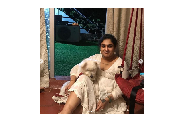 இது என்னுடைய மகன்.... வயதுக்கு வந்த பெண் பிள்ளைகளின் தாயா இப்படி? அறைகுறை ஆடையுடன் இருக்கும் சர்ச்சைக்குரிய  வனிதா | Vanitha S Dog Son Photo Goes Viral