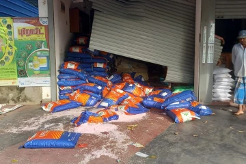 செங்கலடி நகருக்குள் யானையின் அட்டகாசம்: அரிசி மூட்டைகள் சேதம் - அச்சத்தில் மக்கள்