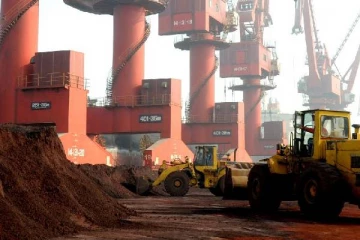 நீல நிறமாக மாறிய நதி நீர்... அரிய மண் தாதுக்கள் பணிகளை நிறுத்திய நாடு