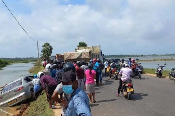 யாழில்  வீதியை விட்டு விலகி  கடலுக்குள் பாய்ந்த  கார்!