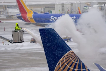 அமெரிக்காவை தாக்கிய புயல் ; 900 விமானங்கள் ரத்து