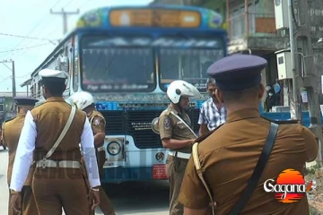 බස් රථයක් ඇතුළේ බිහිසුණු ආයුධ ප්‍රහාරයක්, කාන්තාවකට අසාධ්‍යයි