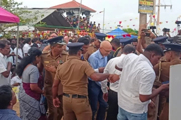 செம்மணி போராட்டக் களத்தில் ஐ.நா. உயர்ஸ்தானிகர் வோல்கர் டேர்க் ; மலர் தூவி கற்பூர தீபமிட்டு அஞ்சலி