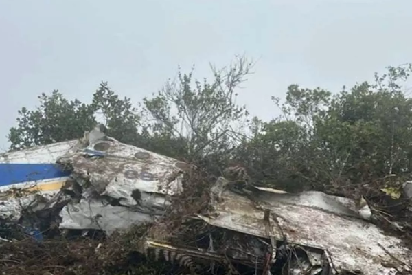 எம்.பியுடன் விபத்தில் சிக்கிய விமானம் ; 15பேர் பலி | Plane Crashes With Mp 15 Dead