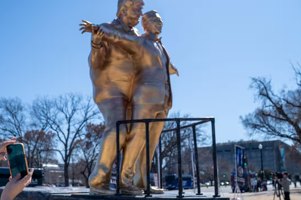 வொஷிங்டனில் பரபரப்பு: ட்ரம்ப் - எப்ஸ்டீன் உருவங்கள் அடங்கிய 