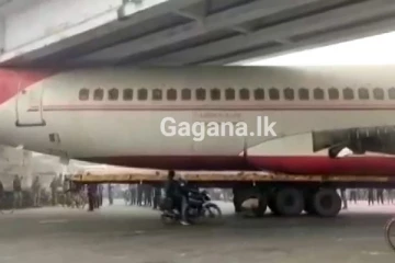 ගුවන් යානයක් පාලමක් යට හිරවෙයි - වීඩියෝ සහිතයි (VIDEO)