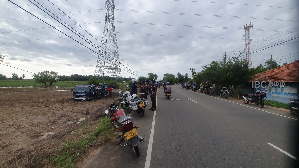 யாழில் கனரக வாகன காவு வண்டி விபத்து: மின்கம்பம் சேதம்! 6 Gallery