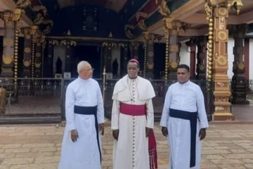 யாழ் வந்த பாப்பரசரின் பிரதிநிதி நல்லூரில் வழிபாடு - மேலாடையுடன் உள்ளே அனுமதித்த ஆலய நிர்வாகத்தினர்! (படங்கள்)