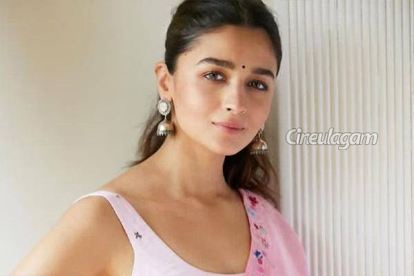 அசிங்கமா இல்லையா.. தன்னுடைய லீக் புகைப்படம் லீக்கானதால் கோபப்பட்ட பிரபல நடிகை | Alia Bhatt About Privacy Life